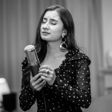 Ari Villalba reinventa el bolero con el videoclip de "Quiz&aacute;s, quiz&aacute;s"